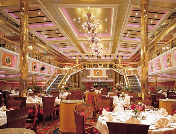 El Restaurante Principal es amplio, luminoso y elegante